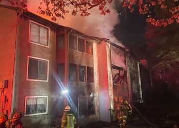 귀넷 소방대가 라스 팔마스 아파트 단지 화재를 진압하고 있다. [귀넷 소방대 제공]