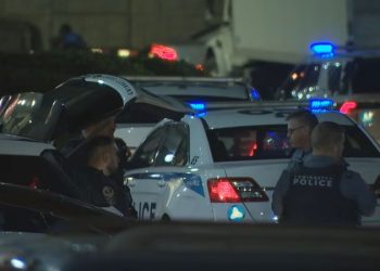 18일 오전 총격이 발생한 둘루스 퀄리티 인 호텔 주차장 현장에 경찰이 대거 출동해 있다.   [WSB-TV 캡처]