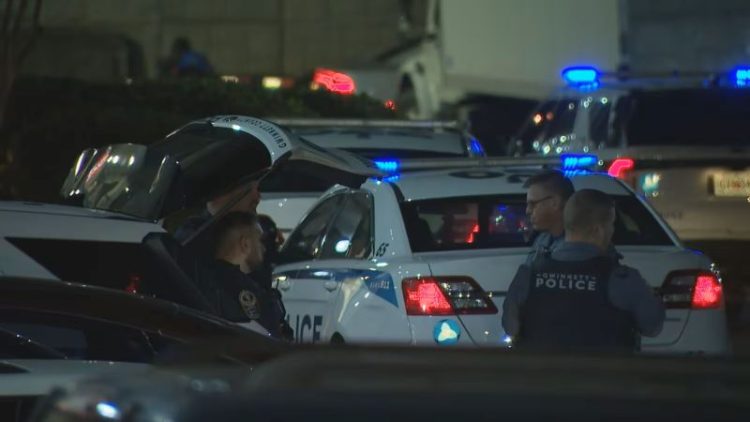 18일 오전 총격이 발생한 둘루스 퀄리티 인 호텔 주차장 현장에 경찰이 대거 출동해 있다.   [WSB-TV 캡처]