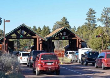 그랜드캐년 국립공원에 들어가려 줄 서 있는 차들. [홈페이지 캡처]