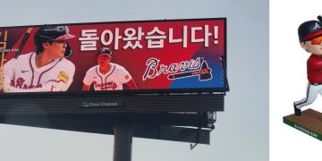 애틀랜타 빌보드에 애틀랜타 브레이브스와 김하성의 계약을 축하하는 한국어 광고가 게재되어 있다. 오른쪽은 김하성 버블헤드 인형.
