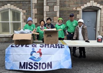 ‘미션 러브 앤 쉐어’ 봉사자들이 지난 11일 애틀랜타에서 겨울 용품을 나눔하는 모습.