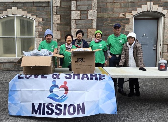 ‘미션 러브 앤 쉐어’ 봉사자들이 지난 11일 애틀랜타에서 겨울 용품을 나눔하는 모습.