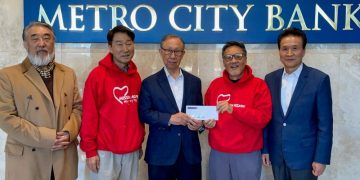 백낙영 메트로시티 회장(가운데)이 22일 도라빌 본사에서 제임스 송 미션아가페 회장(오른쪽 두 번째)에게 성금을 전달했다.