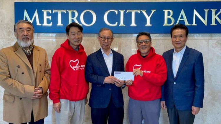 백낙영 메트로시티 회장(가운데)이 22일 도라빌 본사에서 제임스 송 미션아가페 회장(오른쪽 두 번째)에게 성금을 전달했다.