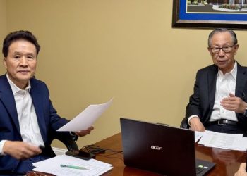 백낙영 회장(오른쪽)과 김화생 행장이 3일 오후 도라빌 본점에서 열린 기자회견에서 합병 경과와 향후 계획을 설명하고 있다. 윤지아 기자.