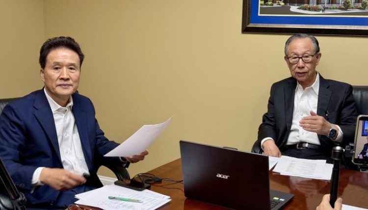 백낙영 회장(오른쪽)과 김화생 행장이 3일 오후 도라빌 본점에서 열린 기자회견에서 합병 경과와 향후 계획을 설명하고 있다. 윤지아 기자.