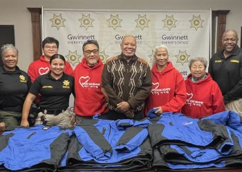 미션아가페 자원봉사자들과 키보 테일러 귀넷 셰리프 등 셰리프국 관계자들이 9일 사랑의 점퍼 앞에서 기념사진을 찍었다.