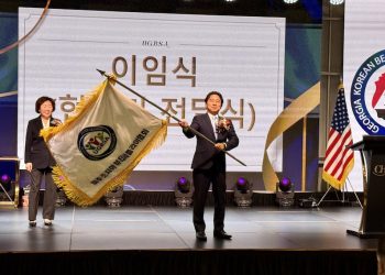 이종흔 신임 회장이 협회기를 흔들고 있다. 윤지아 기자.