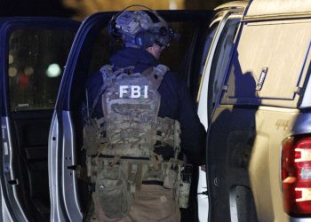 FBI 요원이 18일 네베스의 시신이 발견된 창고에서 현장 조사를 진행하고 있다. [로이터]