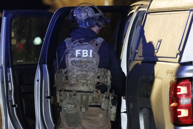 FBI 요원이 18일 네베스의 시신이 발견된 창고에서 현장 조사를 진행하고 있다. [로이터]