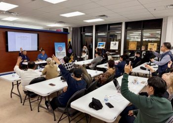 한인상의 정기총회 참석자들이 명칭 변경에 대해 거수로 동의를 표하고 있다. 윤지아 기자.