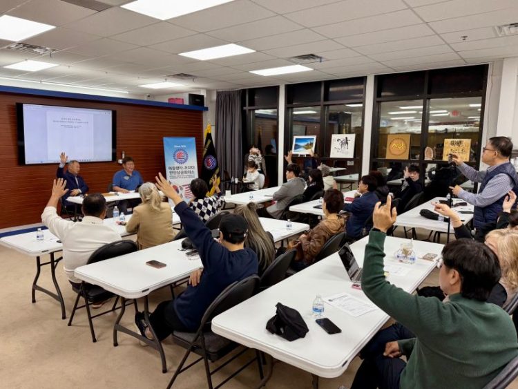 한인상의 정기총회 참석자들이 명칭 변경에 대해 거수로 동의를 표하고 있다. 윤지아 기자.