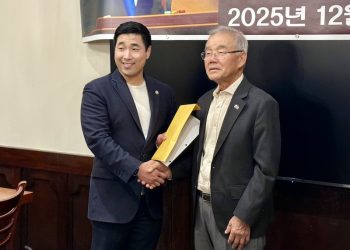 샘 박 의원(왼쪽)이 김백규 후원회장으로부터 후원금을 전달받았다. 윤지아 기자