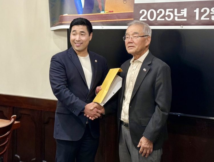 샘 박 의원(왼쪽)이 김백규 후원회장으로부터 후원금을 전달받았다. 윤지아 기자