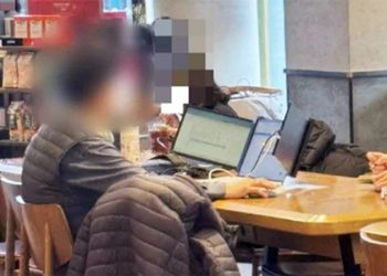 한 손님이 혼자 4개 좌석을 차지하고 앉아 논란이 된 모습. 온라인 커뮤니티 캡처