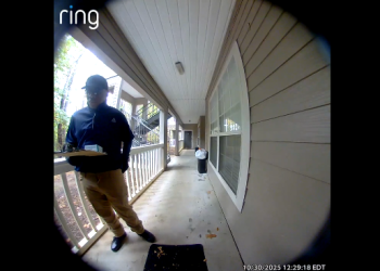 피해자 집 현관문에 찍힌 용의자의 모습.