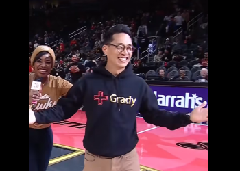 하프라인 슛을 성공시킨 뒤 기뻐하는 스탠 선우 씨. [ESPN 제공]