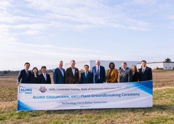 17일 테네시주 로더데일 카운티 공장 부지에서 열린 기공식에 맥 호터 주정부 부지사, 게인스 모리스 로더데일 카운티 시장, 박도봉 알루코 회장 등이 참석해 기념사진을 찍었다. [알루코 제공]