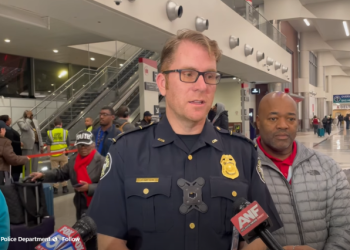 21일 애틀랜타경찰 관계자가 공항에서 사건에 대한 기자회견에 임하고 있다. [경찰 제공]