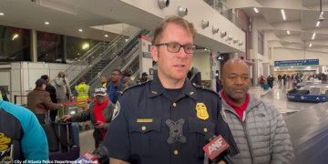 21일 애틀랜타경찰 관계자가 공항에서 사건에 대한 기자회견에 임하고 있다. [경찰 제공]