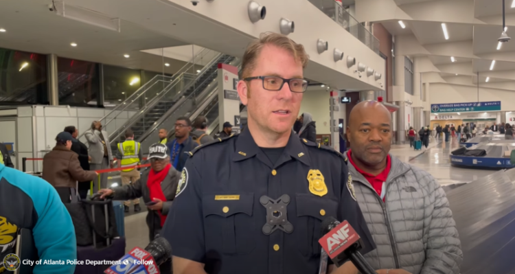 21일 애틀랜타경찰 관계자가 공항에서 사건에 대한 기자회견에 임하고 있다. [경찰 제공]