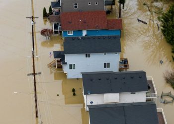 11일 워싱턴주 스노호미시 지역에 홍수가 발생해 주택들이 물에 잠겨 있다. [로이터]