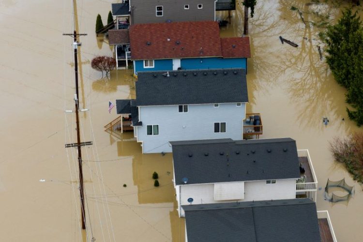 11일 워싱턴주 스노호미시 지역에 홍수가 발생해 주택들이 물에 잠겨 있다. [로이터]