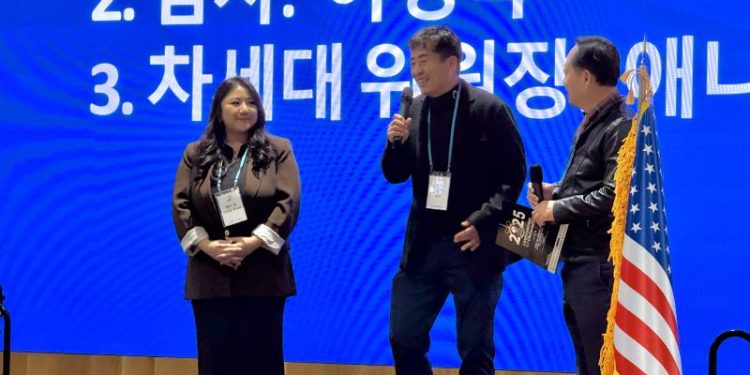 (왼쪽부터) 애나 유 신임 위원장, 리차드 한 신임 이사장, 썬 박 지회장. 윤지아 기자.