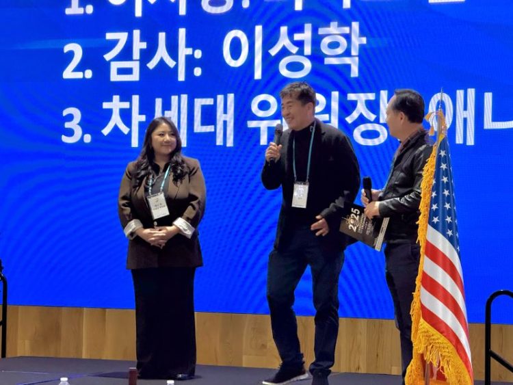 (왼쪽부터) 애나 유 신임 위원장, 리차드 한 신임 이사장, 썬 박 지회장. 윤지아 기자.