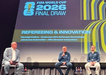 4일 피에를루이지 콜리나 FIFA 심판위원장(가운데)이 월드컵에서의 규칙 적용 방향을 설명하고 있다. 강한길 기자