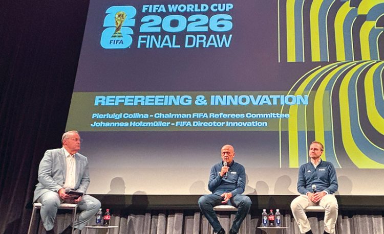 4일 피에를루이지 콜리나 FIFA 심판위원장(가운데)이 월드컵에서의 규칙 적용 방향을 설명하고 있다. 강한길 기자