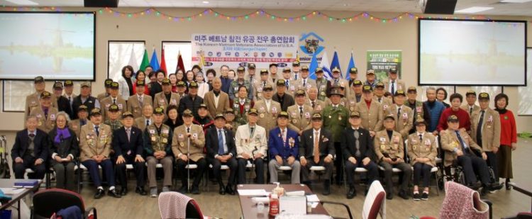 월참회 회원들이 4분기 정기모임을 끝으로 기념사진을 찍었다.