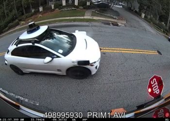 스쿨버스가 정차해 정지신호가 나와있는데도 그 옆을 지나가는 웨이모. [애틀랜타 공립학교 / 11얼라이브 캡처]