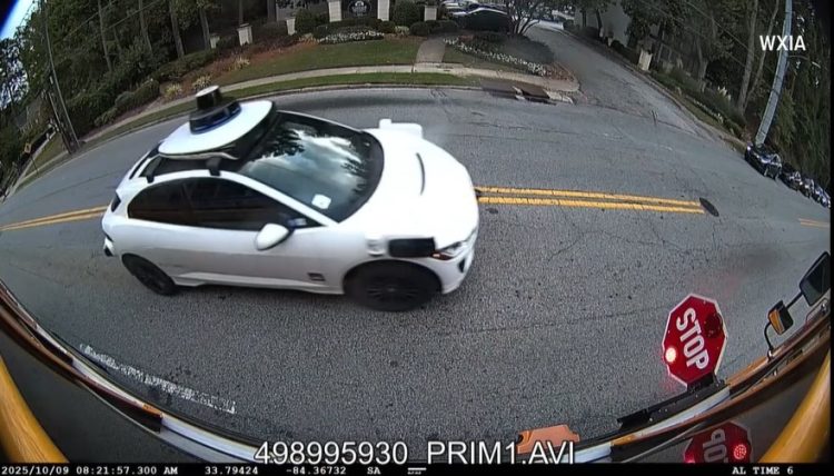 스쿨버스가 정차해 정지신호가 나와있는데도 그 옆을 지나가는 웨이모. [애틀랜타 공립학교 / 11얼라이브 캡처]