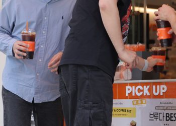 지난 6월 서울 여의도 직장인들이 음료를 사 마시고 있다. 연합뉴스