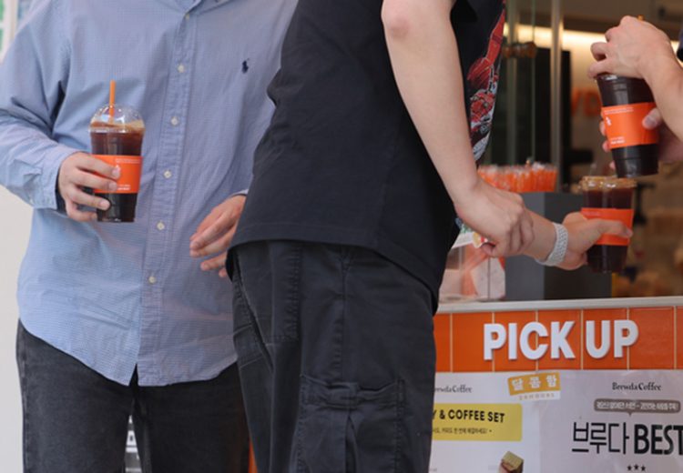 지난 6월 서울 여의도 직장인들이 음료를 사 마시고 있다. 연합뉴스