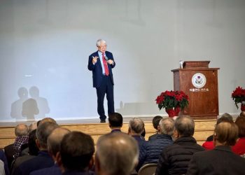 이춘근 박사가 18일 한인회관에서 강연하고 있다. 윤지아 기자.