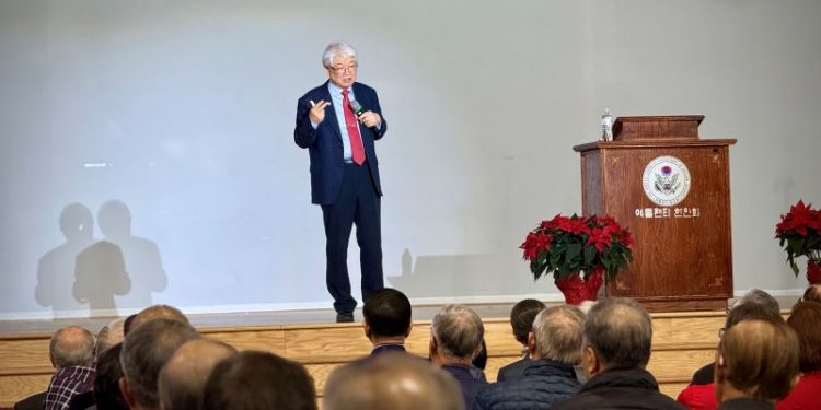 이춘근 박사가 18일 한인회관에서 강연하고 있다. 윤지아 기자.