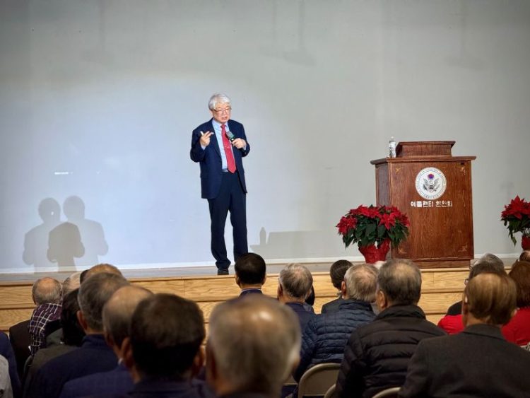 이춘근 박사가 18일 한인회관에서 강연하고 있다. 윤지아 기자.