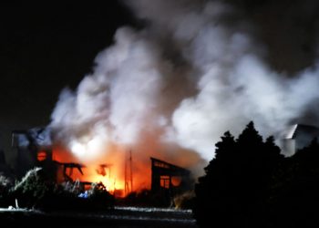 지난 8일 밤 11시 15분경 아오모리현 앞바다에서 발생한 규모 7.5의 강진으로 아오모리시의 한 주택에서 화재가 발생했다. 연합뉴스