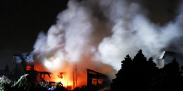 지난 8일 밤 11시 15분경 아오모리현 앞바다에서 발생한 규모 7.5의 강진으로 아오모리시의 한 주택에서 화재가 발생했다. 연합뉴스