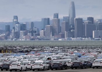 지난 7월 7일 미국 캘리포니아주 샌프란시스코 만의 리치먼드 항구에 일본 자동차 제조사 스바루와 혼다의 신차들이 주차돼 있다. [로이터]