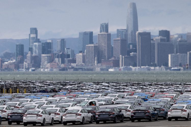 지난 7월 7일 미국 캘리포니아주 샌프란시스코 만의 리치먼드 항구에 일본 자동차 제조사 스바루와 혼다의 신차들이 주차돼 있다. [로이터]