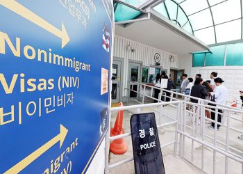 주한미국대사관에서 비자 발급받으려는 시민들 [연합뉴스 자료사진]