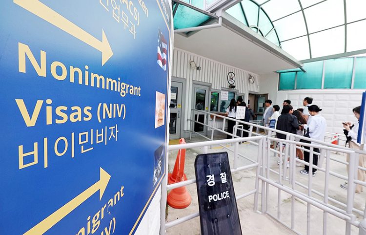 주한미국대사관에서 비자 발급받으려는 시민들 [연합뉴스 자료사진]