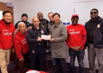 강병희 목사가 인근에서 근무하는 공무원들에게 후원금을 전달했다.