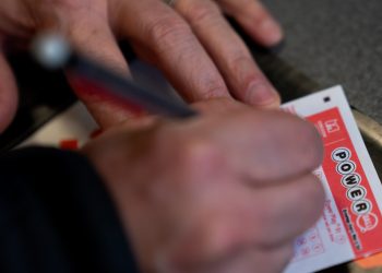 지난 22일(현지시간) 미국 오리건주 포틀랜드에서 한 시민이 파워볼 복권 번호를 선택하고 있다. [로이터]