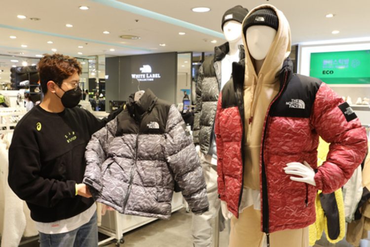 노스페이스 한정판 숏패딩 [사진 롯데쇼핑]