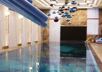 FBK 보고서에 등장하는 푸틴 대통령의 '초호화 별장'내 수영장 시설. 사진 홈페이지 캡처